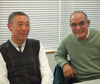 左から金さんと川村さんが並んでいる写真