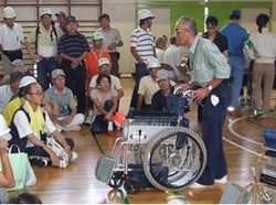 防災訓練で車いす操作を教える川戸さんの写真