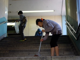 JR相模線原当麻駅階段の清掃活動の様子