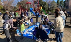 釣り堀遊びでイラストの魚を釣る子どもたちの画像